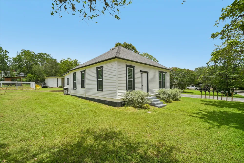 406 Live Oak Street Smithville, TX 78957