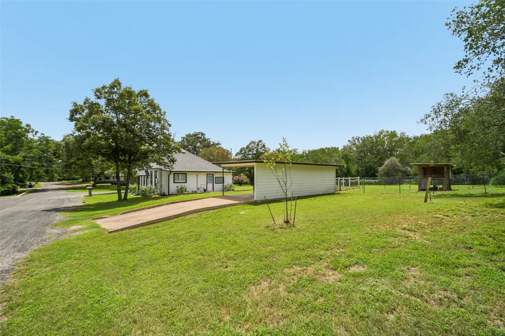 406 Live Oak Street Smithville, TX 78957