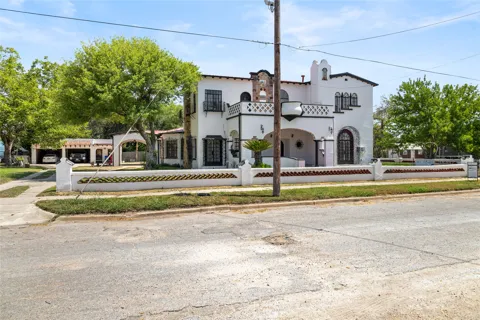 400 W St Charles Avenue