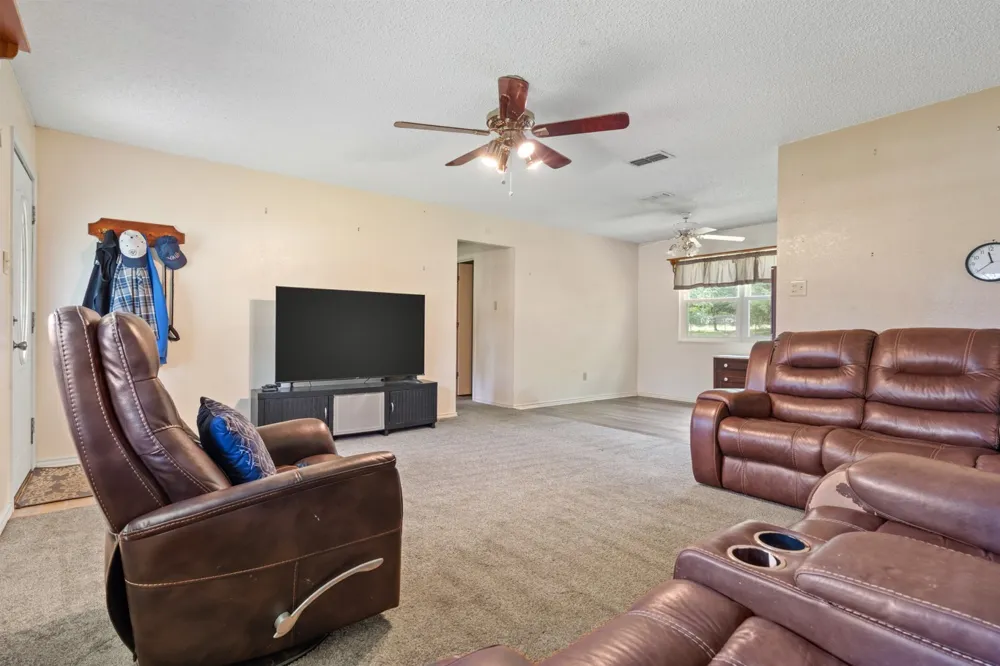 1282 Rs County Road 3325 Emory, TX 75440