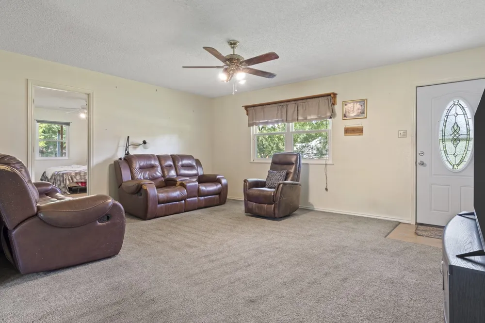 1282 Rs County Road 3325 Emory, TX 75440
