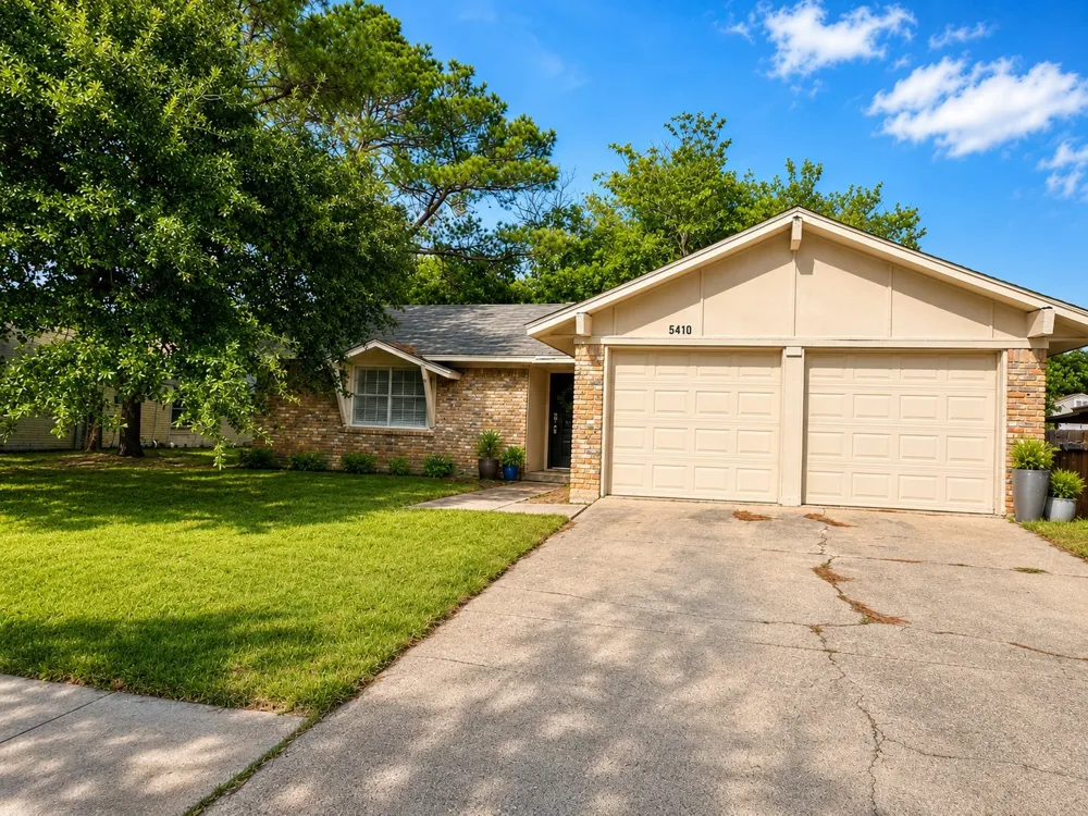 5410 Kings Manor Drive Lake Dallas, TX 75065