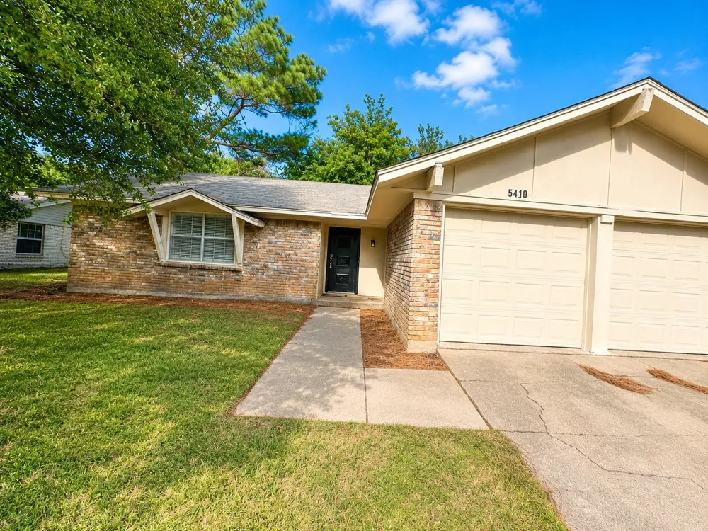 5410 Kings Manor Drive Lake Dallas, TX 75065