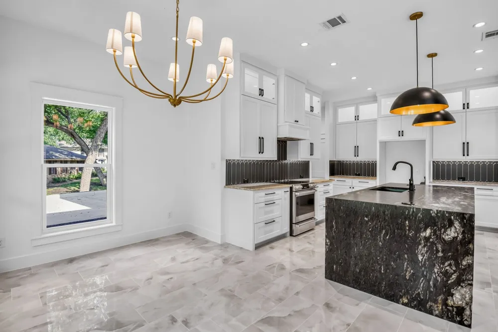 105 Forest Brook Street Oak Leaf, TX 75154