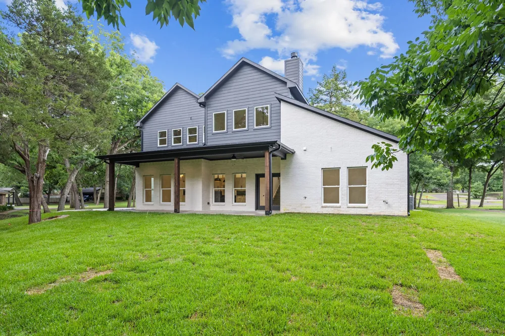 105 Forest Brook Street Oak Leaf, TX 75154