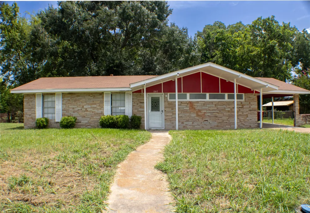 1307 S Delaware Street Clarksville, TX 75426