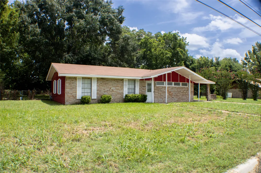 1307 S Delaware Street Clarksville, TX 75426