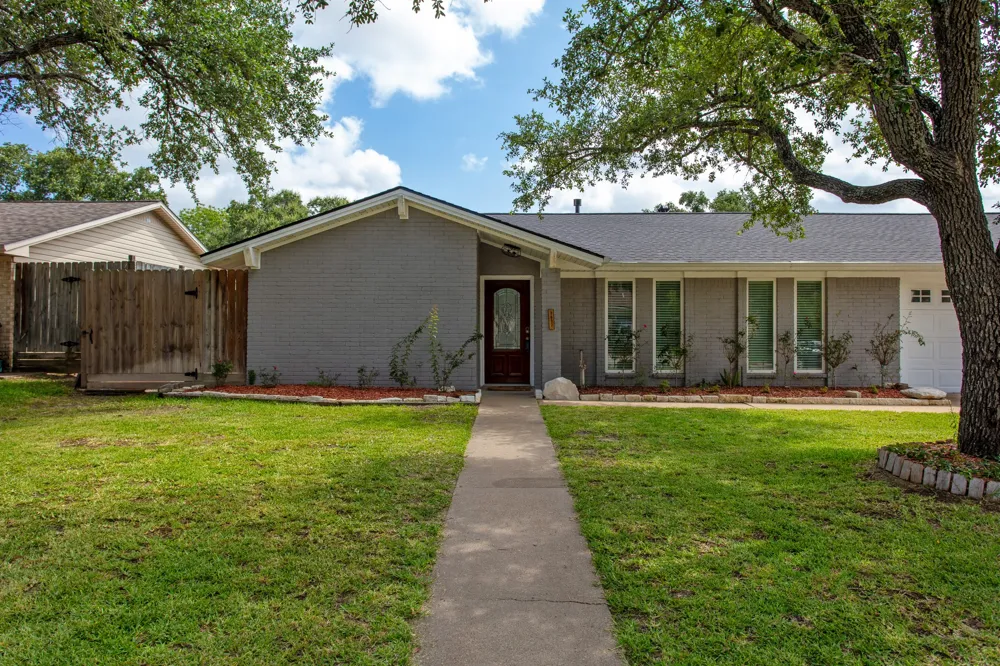 1817 Laura Lane College Station, TX 77840