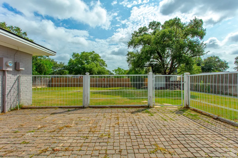 1817 Laura Lane College Station, TX 77840
