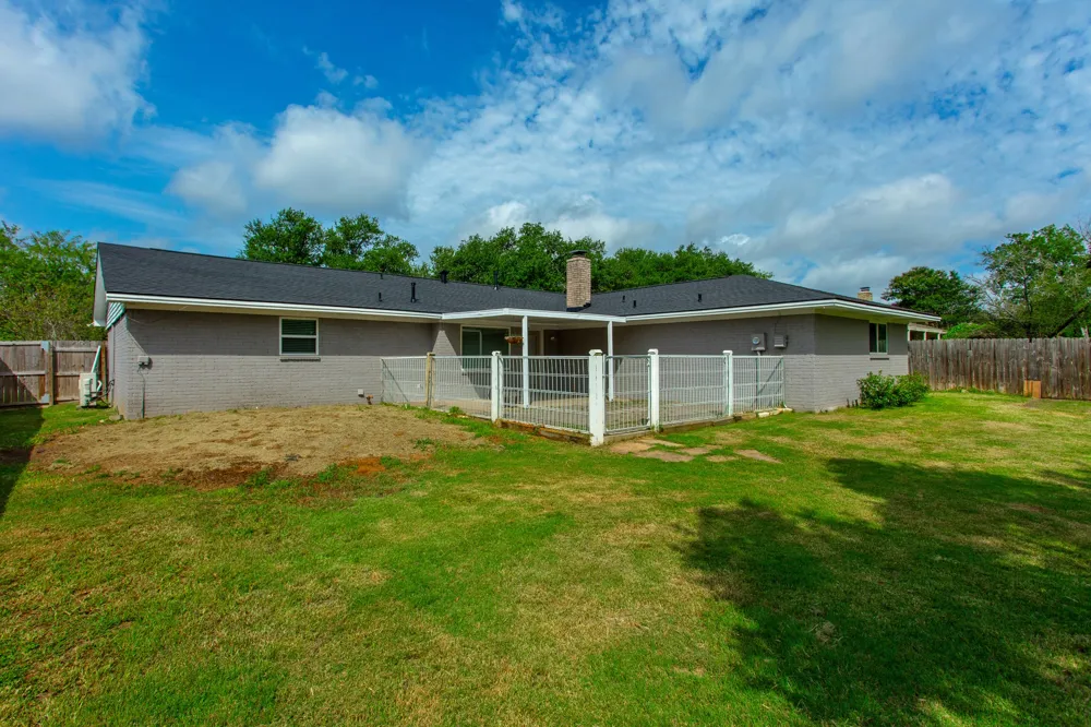 1817 Laura Lane College Station, TX 77840