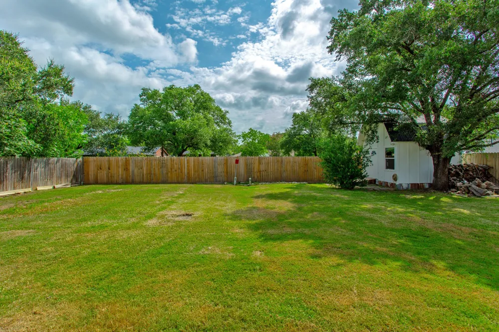 1817 Laura Lane College Station, TX 77840