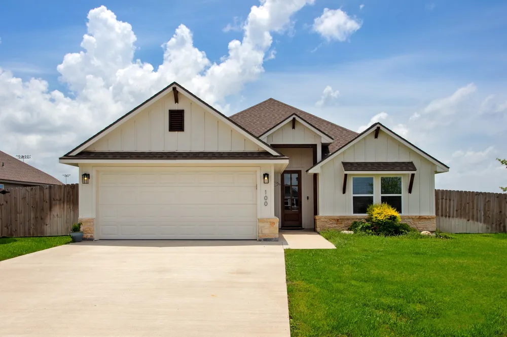 100 Turnrow Cove Snook, TX 77878