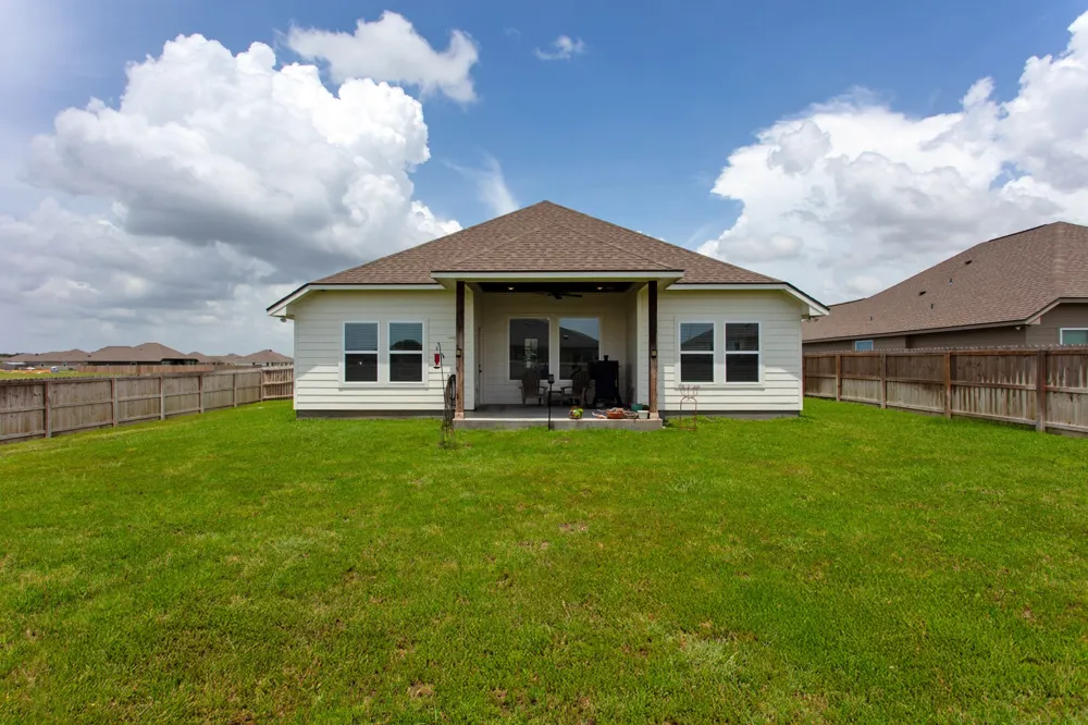 100 Turnrow Cove Snook, TX 77878