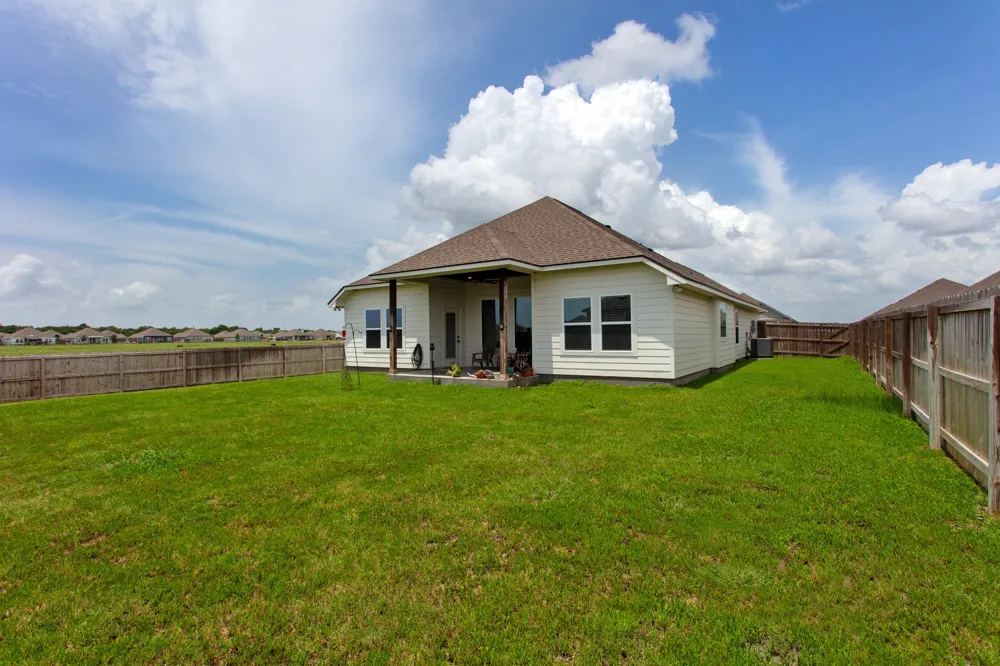 100 Turnrow Cove Snook, TX 77878