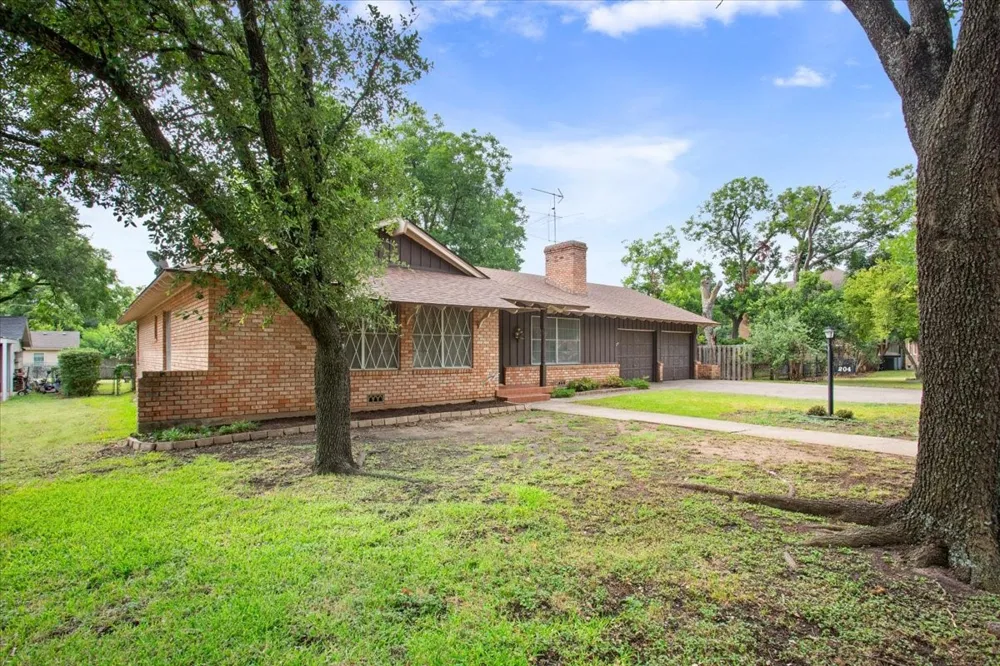 204 Marable Street West, TX 76691