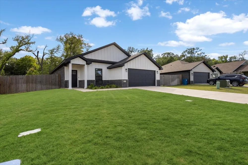 16134 Crossing Circle Lindale, TX 75771