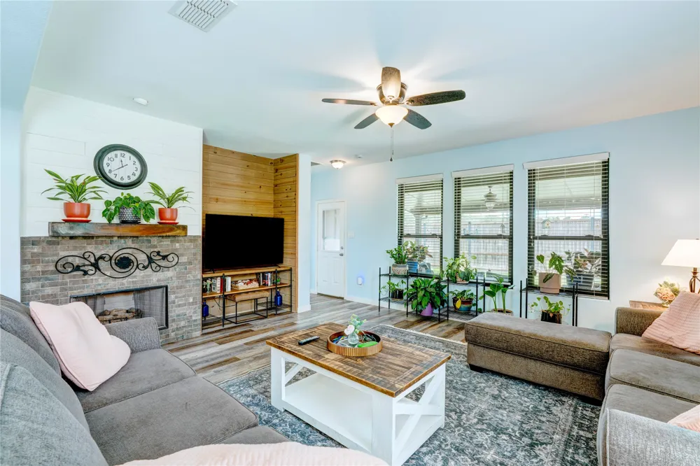 1201 Meadowlakes Azle, TX 76020