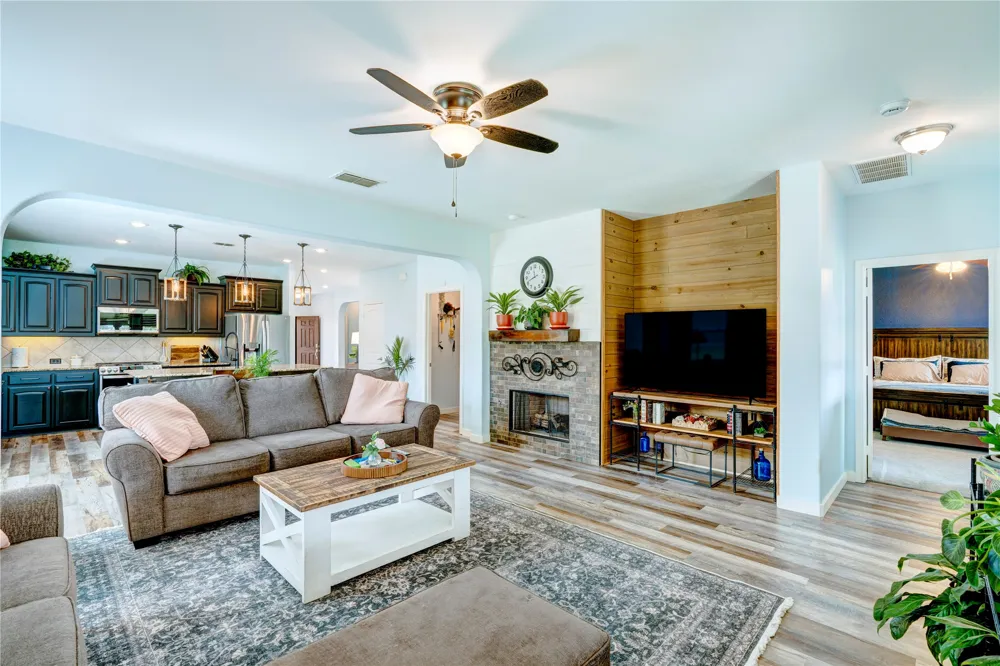 1201 Meadowlakes Azle, TX 76020