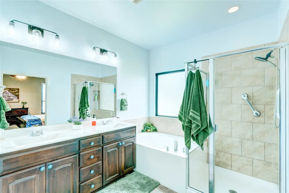 1201 Meadowlakes Azle, TX 76020