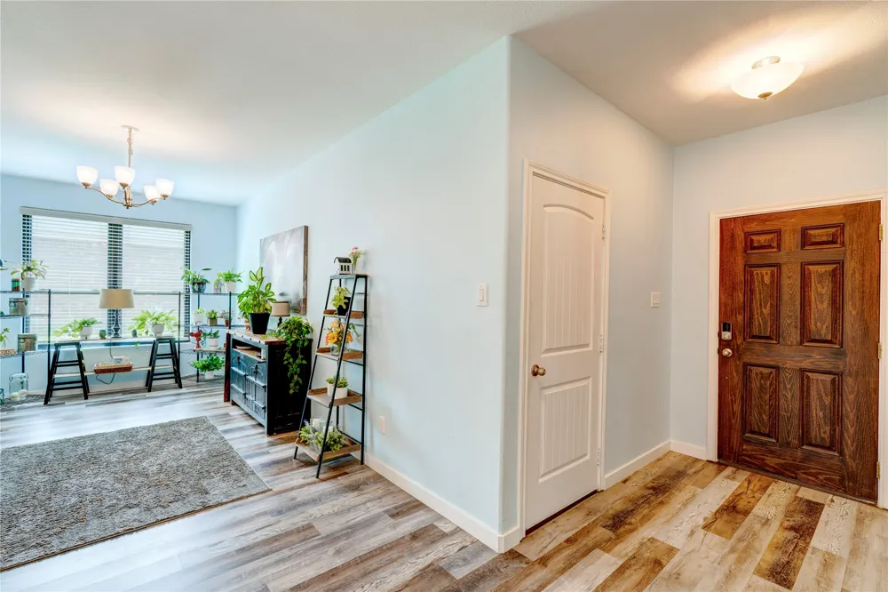 1201 Meadowlakes Azle, TX 76020