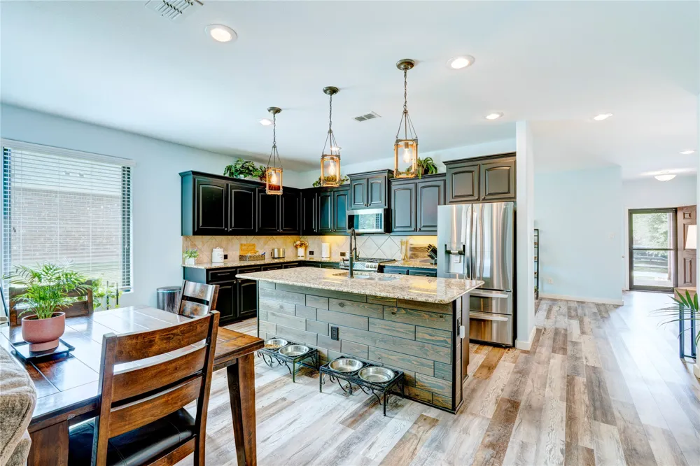 1201 Meadowlakes Azle, TX 76020