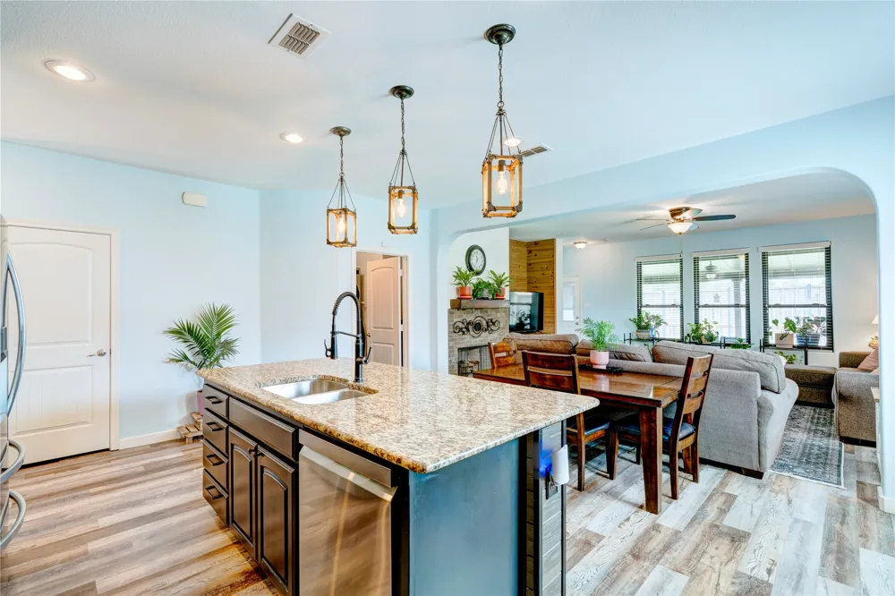 1201 Meadowlakes Azle, TX 76020