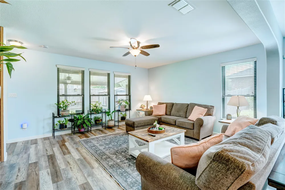 1201 Meadowlakes Azle, TX 76020