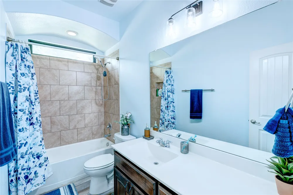 1201 Meadowlakes Azle, TX 76020