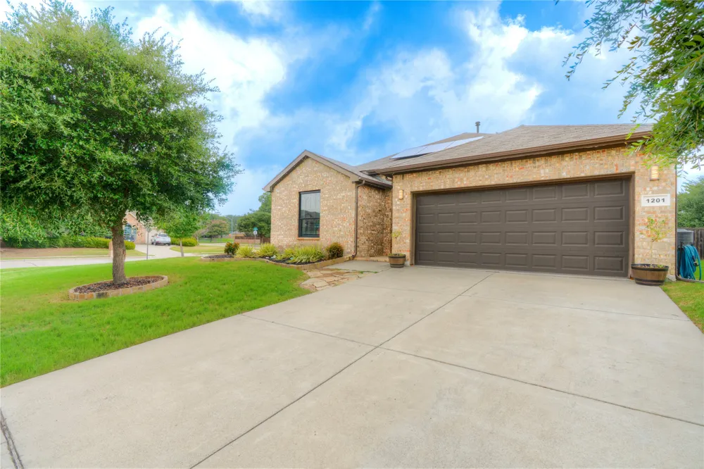 1201 Meadowlakes Azle, TX 76020