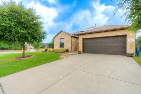 1201 Meadowlakes