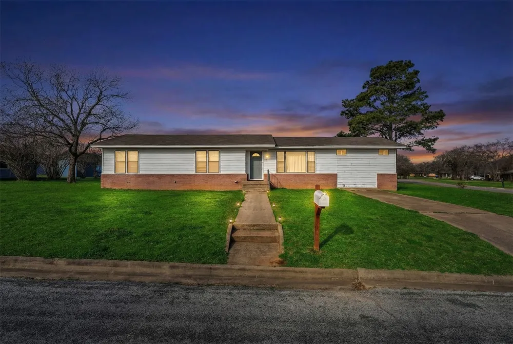 100 Rosedale Avenue Keene, TX 76059