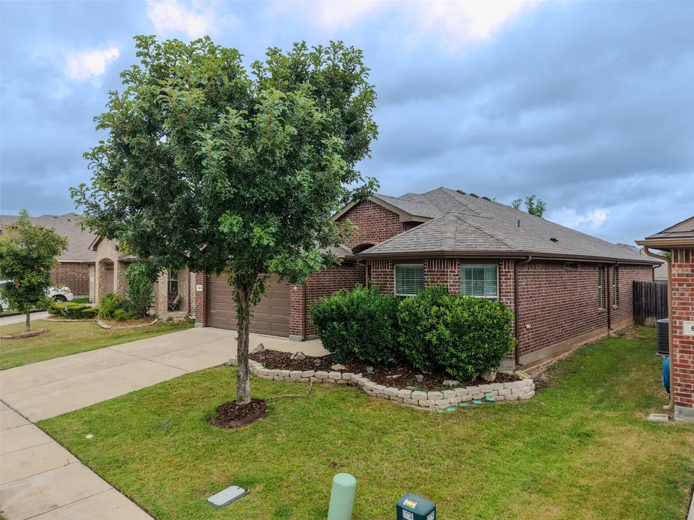 624 River Rock Drive Azle, TX 76020
