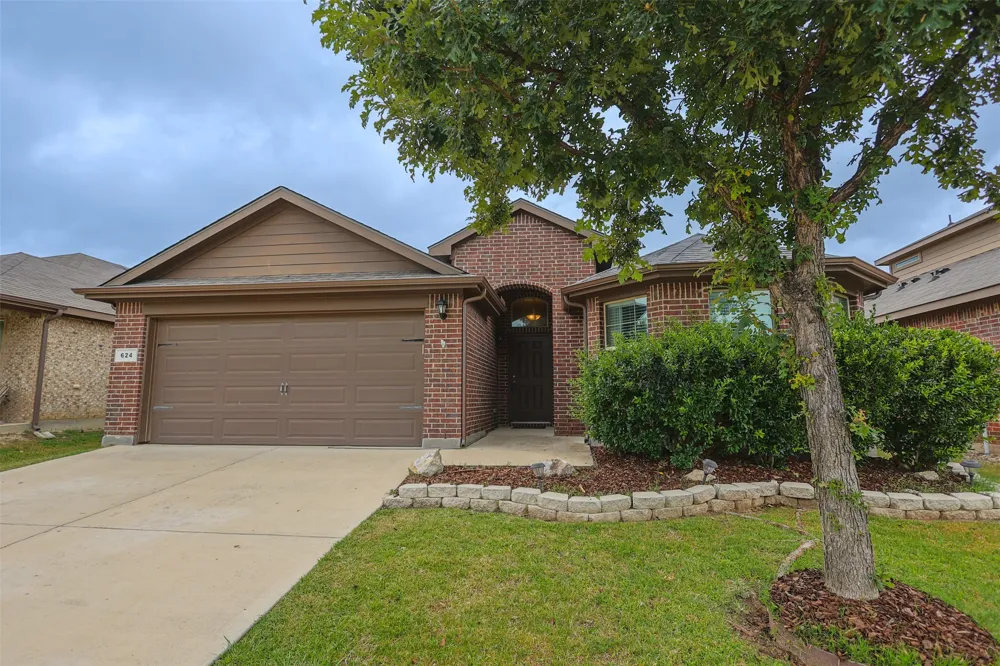 624 River Rock Drive Azle, TX 76020