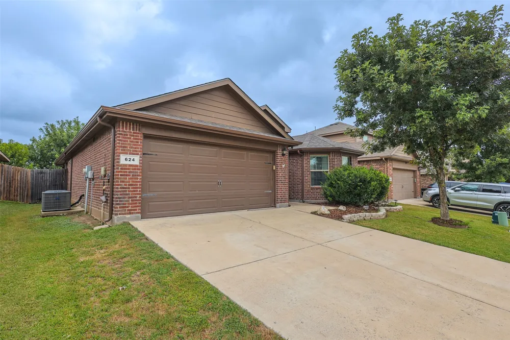 624 River Rock Drive Azle, TX 76020