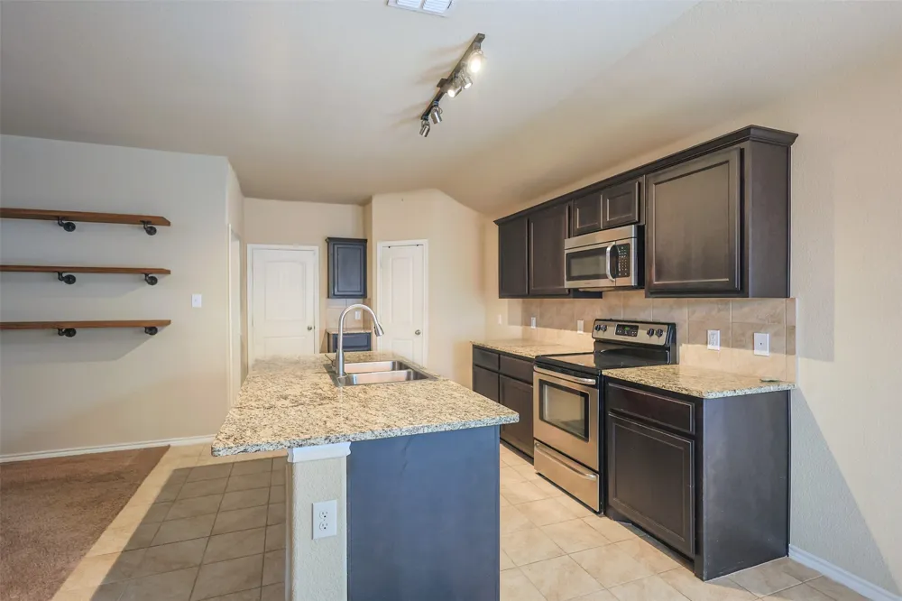 624 River Rock Drive Azle, TX 76020