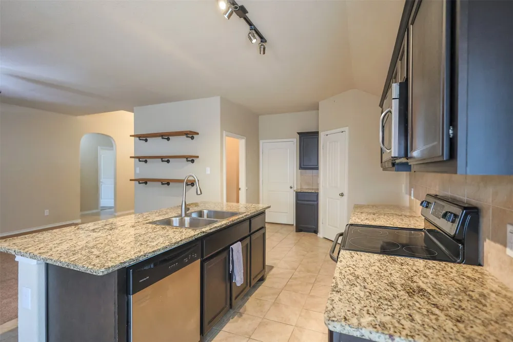 624 River Rock Drive Azle, TX 76020