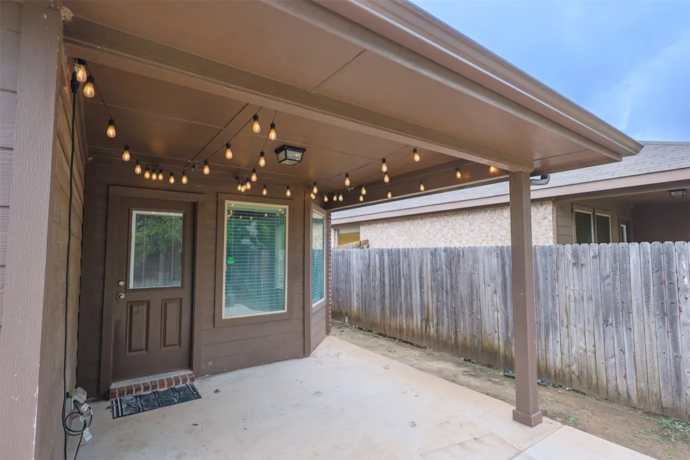 624 River Rock Drive Azle, TX 76020