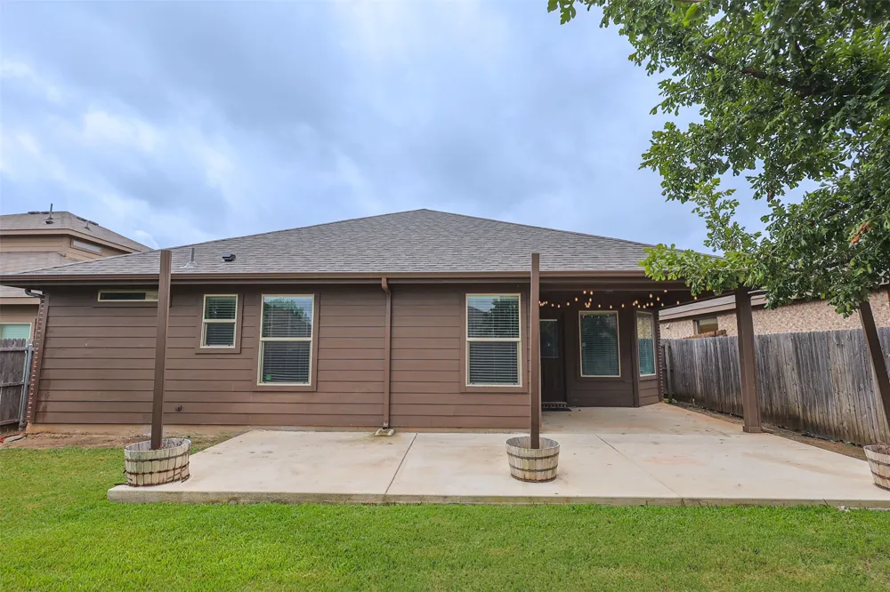 624 River Rock Drive Azle, TX 76020