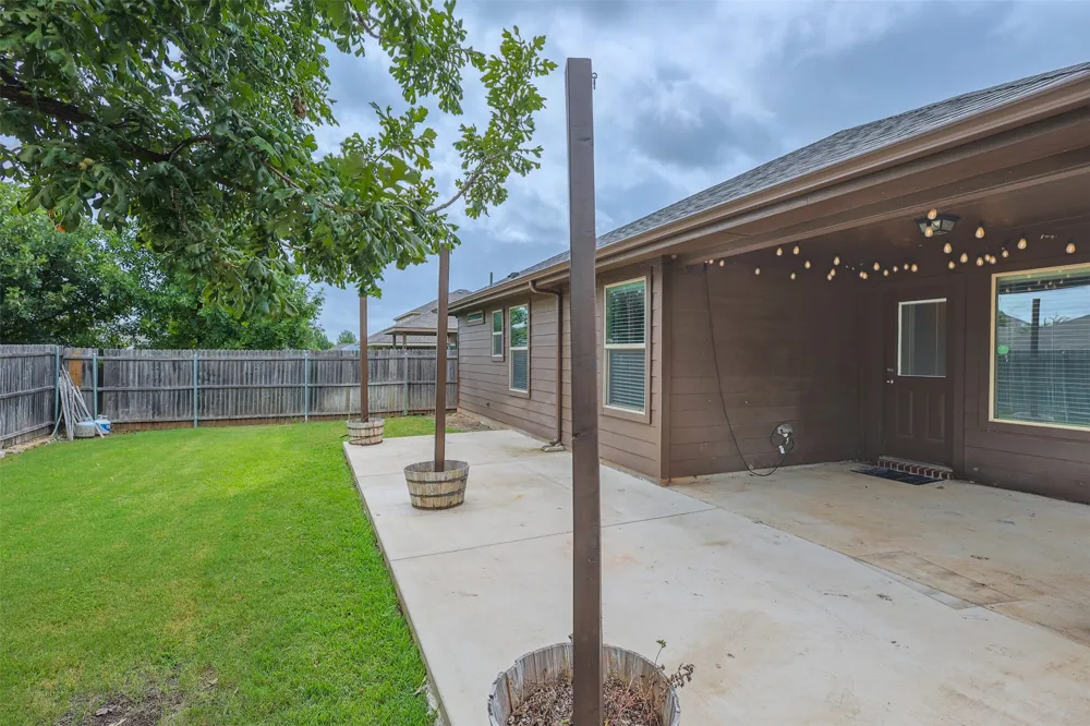 624 River Rock Drive Azle, TX 76020