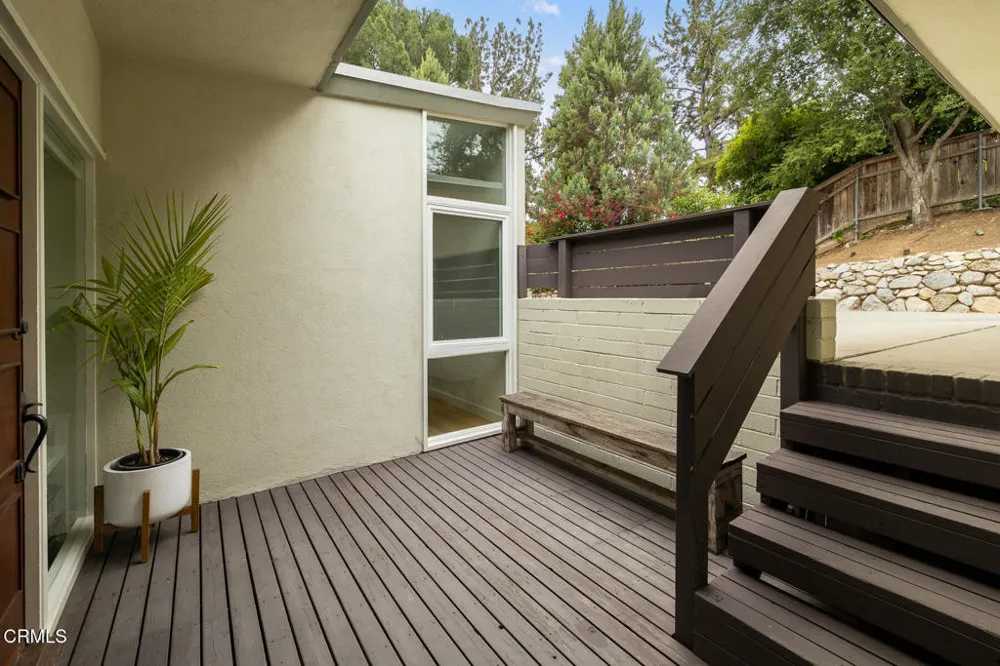 5148 Oakwood Avenue La Canada Flintridge, CA 91011