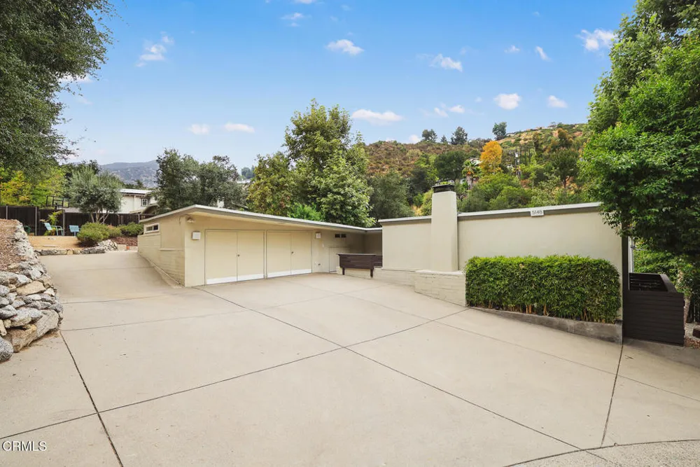 5148 Oakwood Avenue La Canada Flintridge, CA 91011