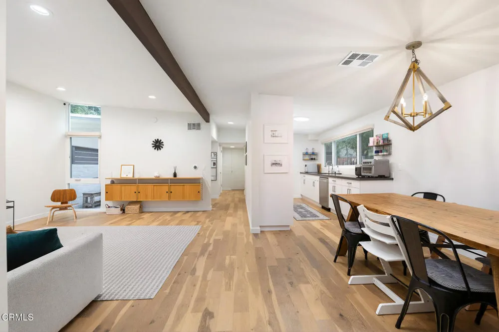 5148 Oakwood Avenue La Canada Flintridge, CA 91011