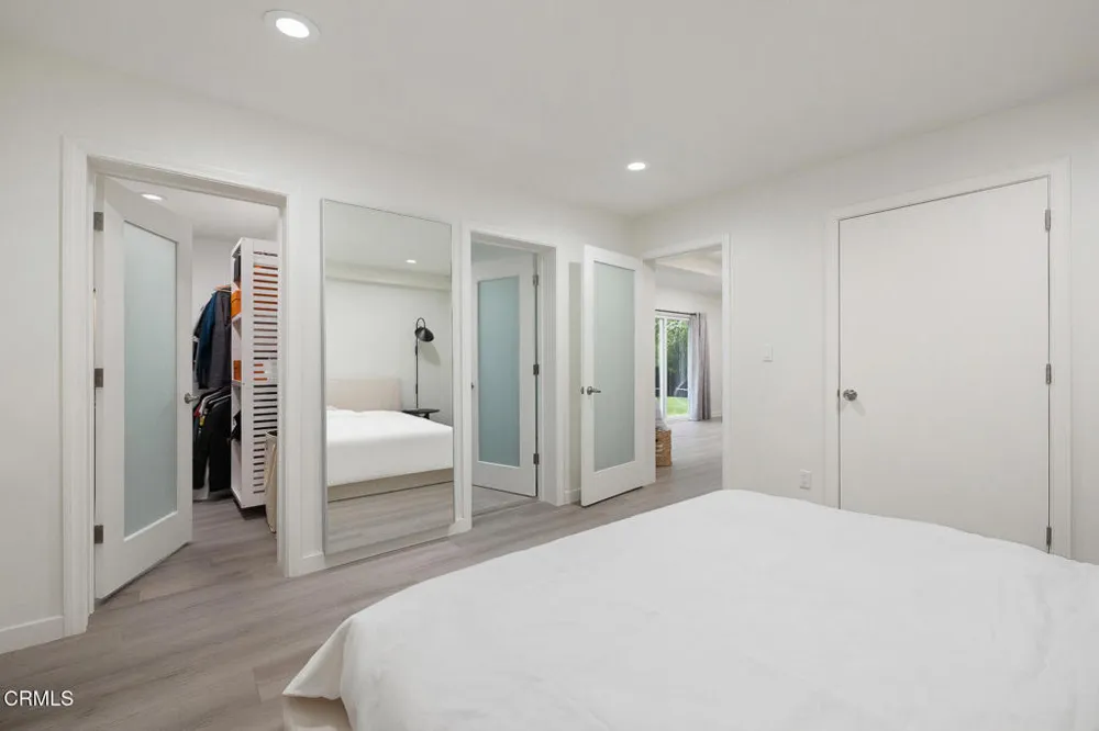5148 Oakwood Avenue La Canada Flintridge, CA 91011