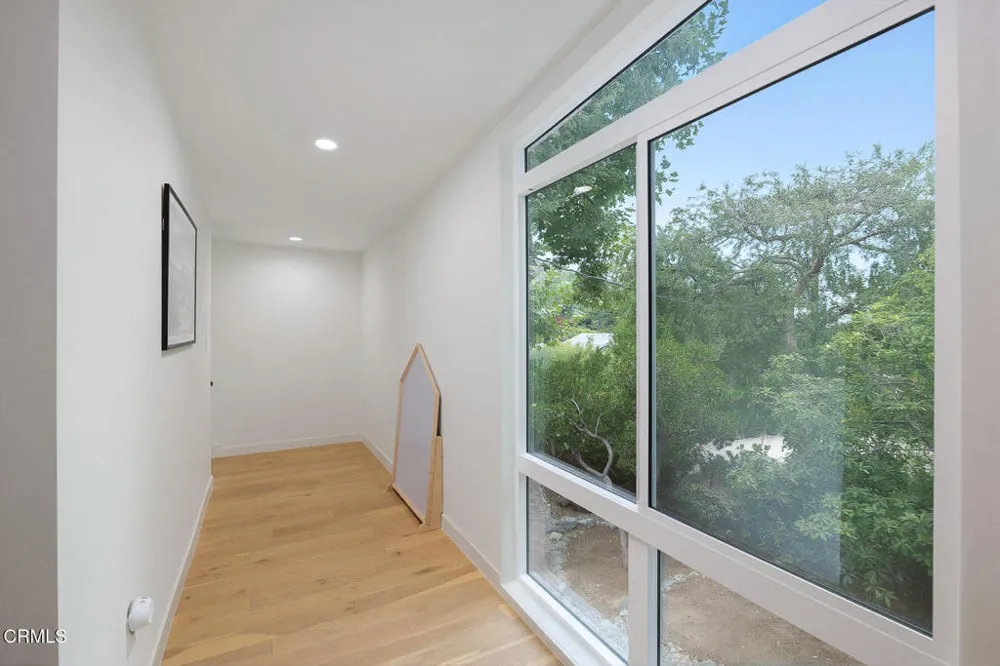 5148 Oakwood Avenue La Canada Flintridge, CA 91011