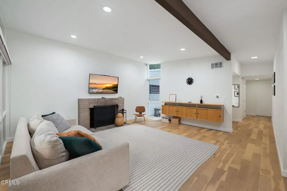 5148 Oakwood Avenue La Canada Flintridge, CA 91011