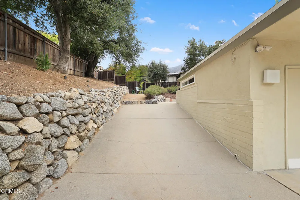 5148 Oakwood Avenue La Canada Flintridge, CA 91011