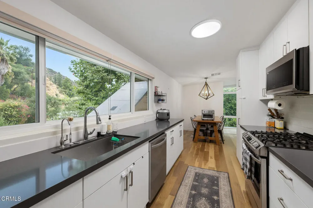 5148 Oakwood Avenue La Canada Flintridge, CA 91011