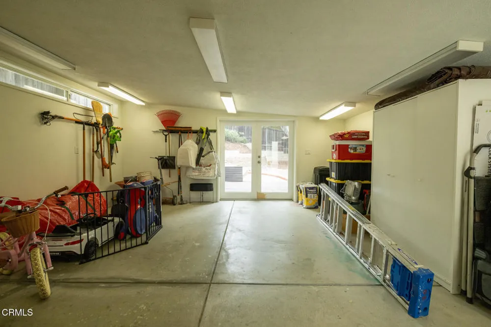 5148 Oakwood Avenue La Canada Flintridge, CA 91011