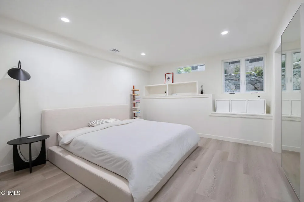 5148 Oakwood Avenue La Canada Flintridge, CA 91011
