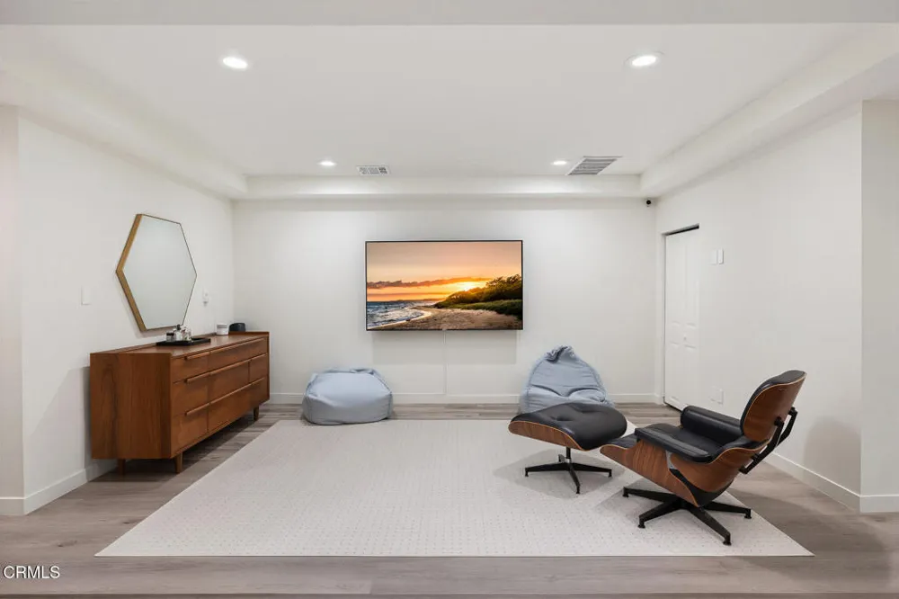 5148 Oakwood Avenue La Canada Flintridge, CA 91011